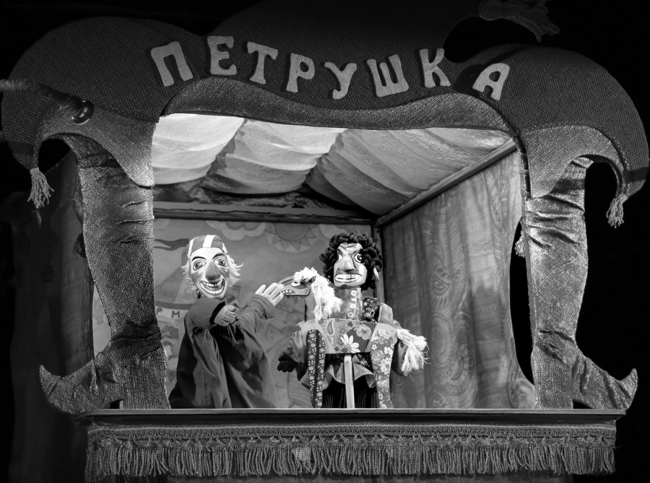 Кукольный театр Петрушки: сатира в трёх актах.